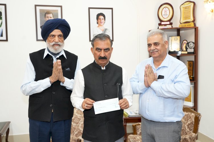 राधा स्वामी सत्संग ब्यास के प्रतिनिधिमण्डल ने आपदा राहत कोष में 2 करोड़ रुपये का चेक भेंट किया....