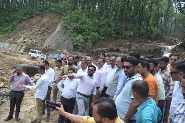 आपदा की इस घड़ी में लोगों को राहत पहुँचाना सरकार की प्राथमिकता -हर्षवर्धन चौहान पांवटा व शिलाई विधानसभा क्षेत्रों में बाढ़ प्रभावित क्षेत्रों का किया दौरा.....राहत पहुँचाना सरकार की प्राथमिकता -हर्षवर्धन चौहान पांवटा व शिलाई विधानसभा क्षेत्रों में बाढ़ प्रभावित क्षेत्रों का किया दौरा.....