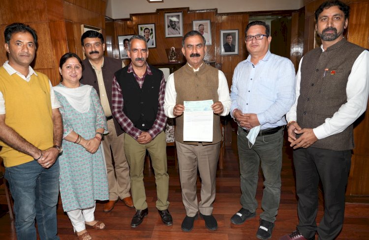 आपदा राहत कोष के लिए अंशदान,,,,,विश्वविद्यालय शिक्षक कल्याण संघ ने 1,82,200 रुपये का चेक भेंट किया....