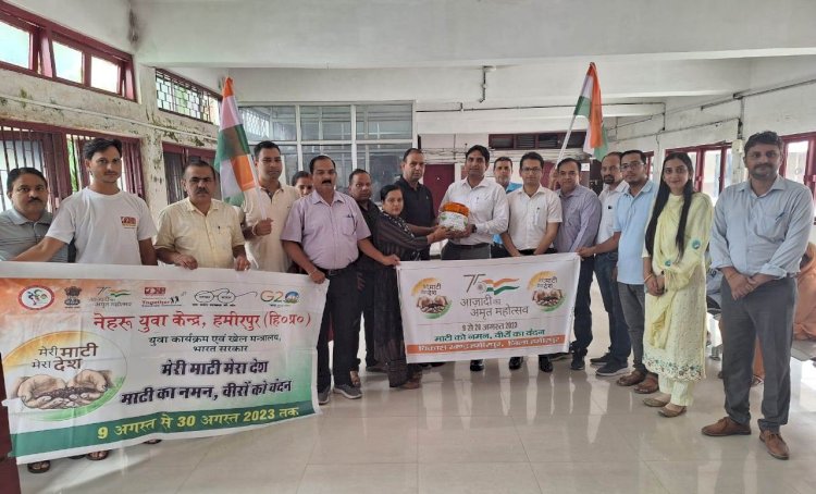 नेहरू युवा केंद्र के अधिकारियों को सौंपा कलश.........