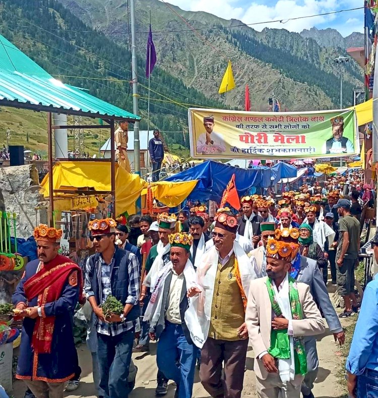 मणिमहेश यात्रा के लिए धार्मिक जत्थे को...... रवाना करते हुऐ विधायक रवि ठाकुर.......