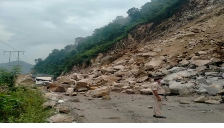कीरतपुर-मनाली राष्ट्रीय राजमार्ग पर पंडोह के समीप कैंचीमोड़ पर यातायात पूरी तरह से बंद है........ मुख्य सचिव ने प्रधानमंत्री कार्यालय को प्रदेश में नुकसान की अद्यतन स्थिति से अवगत करवाया.......