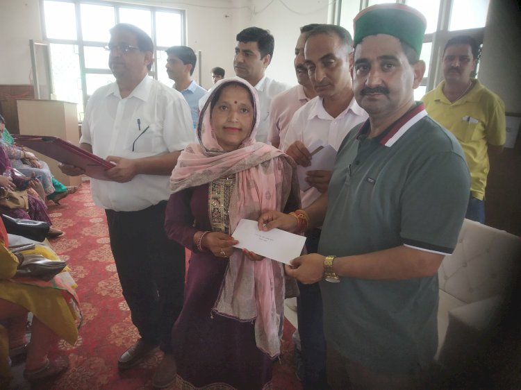 आपदा:शाहपुर में 68 प्रभावित परिवारों को दी 22 लाख की राहत राशि...... क्षतिग्रस्त सड़कों तथा पेयजल योजनाओं की युद्व स्तर पर हो मरम्मत: पठानिया