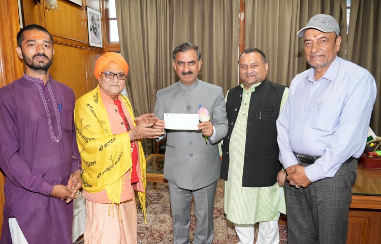 स्वामी दयानंद भारती रेणुका मंदिर सिरमौर ने राहत कोष में एक लाख एक सौ रुपये का चेक भेंट किया......