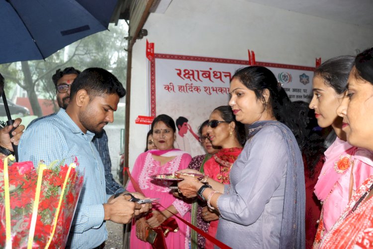 अतिरिक्त उपायुक्त ने नाहन में प्राकृतिक राखियों के स्टॉल का किया शुभारम्भ