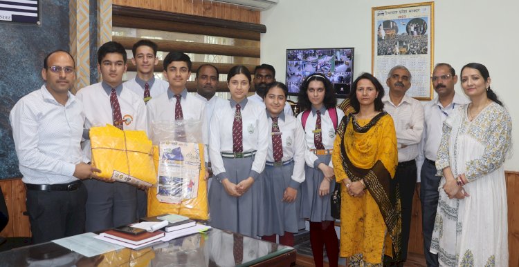 अवर लेडीज ऑफ़ स्नोज स्कूल  ने .....राहत सामग्री के रुप में तिरपाल प्रदान किए.......