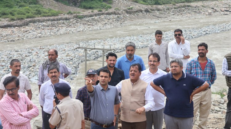 पंडोह बांध के निकट कैंची मोड़ में वैकल्पिक मार्ग का जायजा लिया मुख्य संसदीय सचिव ने........