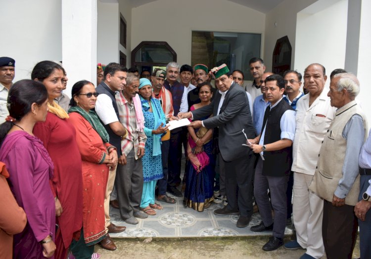 शांडिल ने जडोन गांव की प्रभावित जमुना देवी को वितरित किया 15 लाख रुपए का राहत राशि चेक.......
