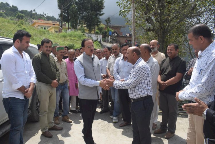 बाढ़ पीड़ितों के मुआवजे से सम्बन्धित मामले जल्द से जल्द निपटाएं अधिकारी-हर्षवर्धन चौहान