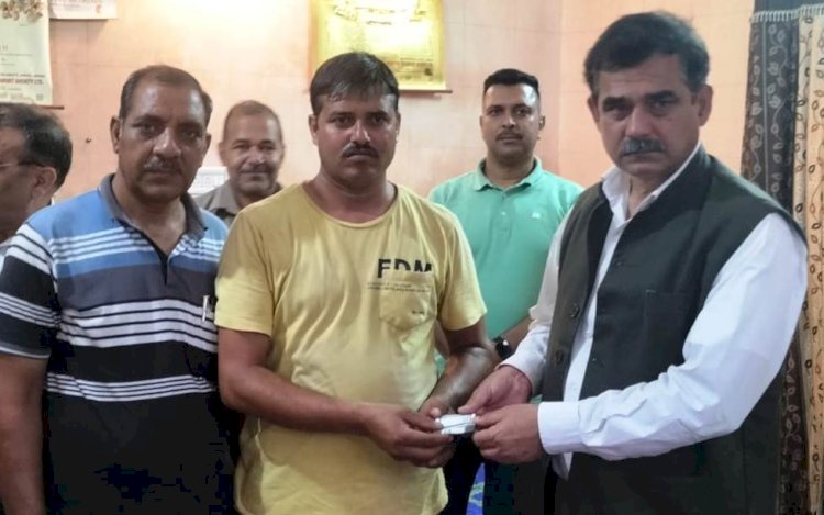 संजय अवस्थी ने गोदन गांव में बाढ़ प्रभावित परिवारों का जाना कुशलक्षेम पशुधन की मृत्यु पर प्रदान की राहत राशिगांव में बाढ़ प्रभावित परिवारों का जाना कुशलक्षेम पशुधन की मृत्यु पर प्रदान की राहत राशि