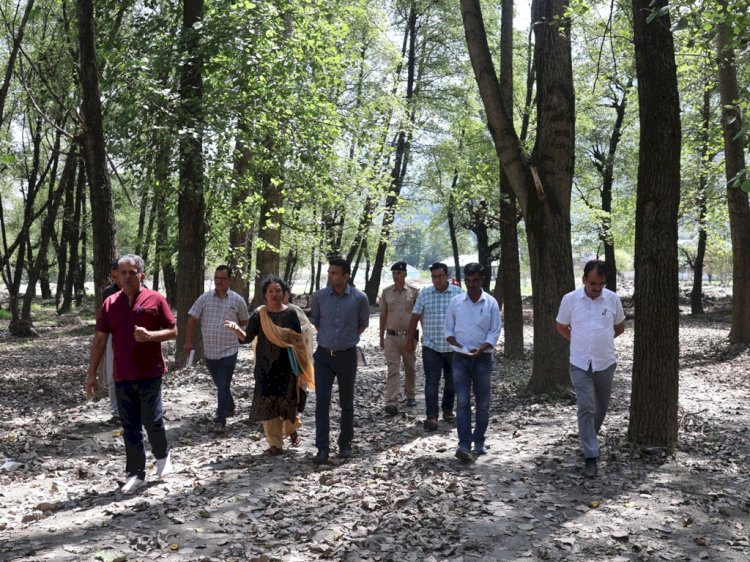 डीसी आशुतोष गर्ग ने किया बजौरा स्थित कृषि विज्ञान केंद्र का दौरा ......