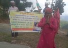 न्याय के लिए बैंडबाजे के साथ परिवार सहित  पदयात्रा पर निकली महिला.........