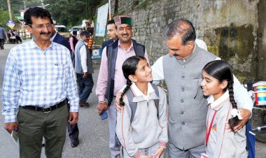 मुख्यमंत्री ओक ओवर से पैदल सचिवालय पहुंचे......रास्ते में बच्चों से बातचीत की....