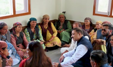 कांग्रेस सरकार सेब बागवान विरोधी..... सांसद कश्यप.  टिक्कर तहसील के दरोटी गांव में भीषण आग से प्रभावित लोगों से भी मिले.....