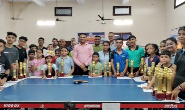 जूनियर वर्ग में अंडर-11लड़कियों की श्रेणी में नविका प्रथम .....लड़कों के वर्ग में रूद्राक्ष  विजेता ......नाहन के हिंदू आश्रममें जिला स्तरीय टेबल टेनिस प्रतियोगिता का आयोजन ...