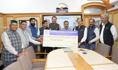 उद्योग मंत्री हर्षवर्धन चौहान ने 51 लाख रुपये का चेक भेंट किया..... आपदा राहत कोष और मुख्यमंत्री राहत कोष के लिए अंशदान.....