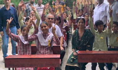 रोटरी कल्ब ने ग्रामीण स्कु लों में बैच किए भेंट....