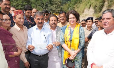 प्रियंका गांधी ने कहा प्रदेश के लोगों ने मजबूती से आपदा का सामना किया..... मुख्यमंत्री और प्रियंका गांधी ने कुल्लू में आपदाग्रस्त क्षेत्रों का दौरा किया....