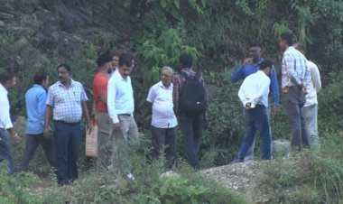 डायरेक्टर जनरल ऑफ माइनिंग सेफ्टी गाजियाबाद के निदेशक टीम के साथ  खतवाड़ गांव पहुँचे .........लगातार धँस रहा है पावँटा साहिब का खतवाड गाँव........ डर के साए में जीने को मजबूर है खतवाड गाँव के लोग.....