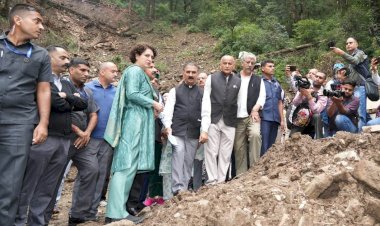 प्रियंका गांधी  बोली  ...... संसद के विशेष सत्र में हिमाचल प्रदेश के मुद्दे को उठाएगी कांग्रेस पार्टी......  मुख्यमंत्री और प्रियंका गांधी ने शिमला में आपदा प्रभावित क्षेत्रों में राहत व पुनर्वास कार्यों का जायज़ा लिया......