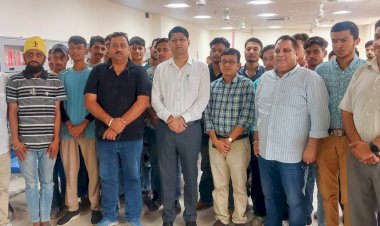 डीसी  ने नेशनल कैरियर सेंटर में स्वामी विवेकानंद स्मृति पुस्तकालय का किया शुभारंभ..... प्रतियोगी परीक्षाओं की तैयारी कर रहे विद्यार्थियों के लिए काफी उपयोगी सिद्ध होगी लाइब्रेरी....