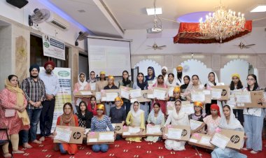 सत्संग गुरु नानक दरबार  ट्रस्ट ने ......मेधाबी बच्चियों को मुफ्त लैपटॉप बाँटे....