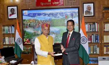 पूर्व न्यायाधीश जे.एन.बारोवालिया ने  राज्यपाल शिव प्रताप शुक्ल अपनी दो पुस्तकें  भेंट की.......