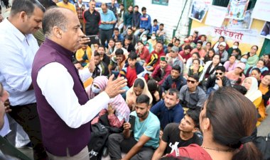 कोरोना के समय अपनी जान की बाज़ी लगाने वालों को निकालना पाप है..... कोरोना कर्मियों से मिले जयराम ठाकुर......