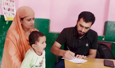 बरमपापड़ी स्कूल  में शिशु रोग विशेषज्ञ ने जांचा 125  स्कूली बच्चों का स्वास्थ्य.........