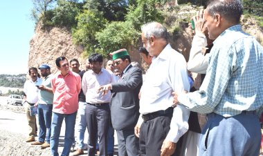 आपदा की घड़ी में प्रदेश सरकार प्रभावितों के साथ - . शांडिल