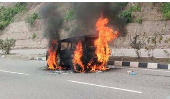 चलती कार में लगी आग, चालक ने कार से कूदकर बचाई जान ......