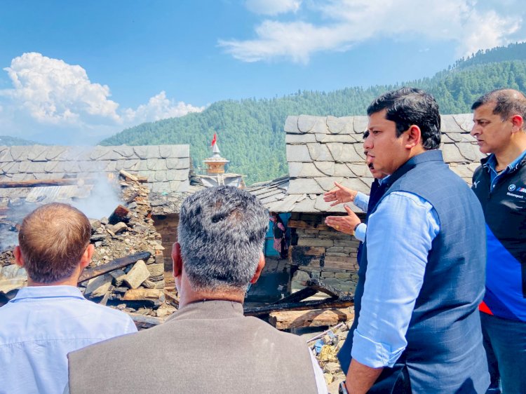 शिक्षा मंत्री व उपायुक्त ने रोहड़ू के धरोटी गांव में अग्निकांड लिया जायजा, हर संभव सहायता का दिया आश्वासन