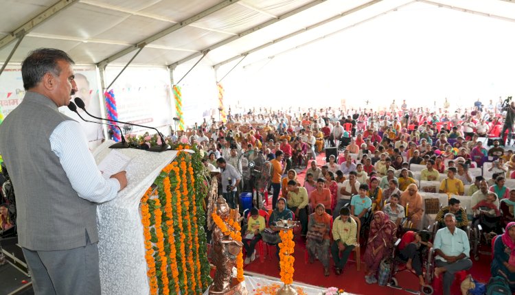 मुख्यमंत्री ने साधा निशाना.......बोले भाजपा शासन में कर्मचारी चयन आयोग की भर्तियों के प्रश्नपत्र बेचे गए ...... कर्मचारी चयन आयोग के स्थान पर राज्य चयन आयोग स्थापित करने की घोषणा की....