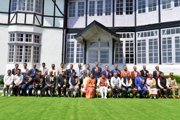 शिक्षक दिवस पर राज्यपाल ने 16 शिक्षकों को किया सम्मानित..... कहा नशे के विरूद्ध जन अभियान चलाने की आवश्यकता ......