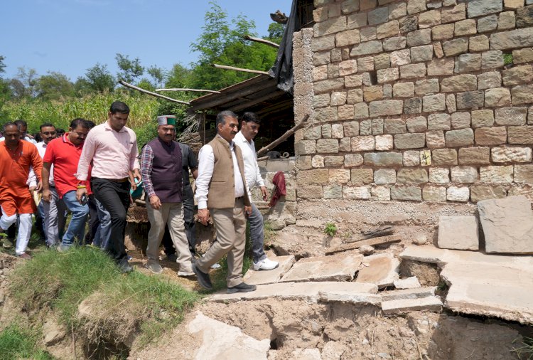 हमीरपुर जिला के गुरु का बन्न में मुख्यमंत्री ने आपदा प्रभावितों को गृह निर्माण के लिए भूमि दस्तावेज प्रदान किए........