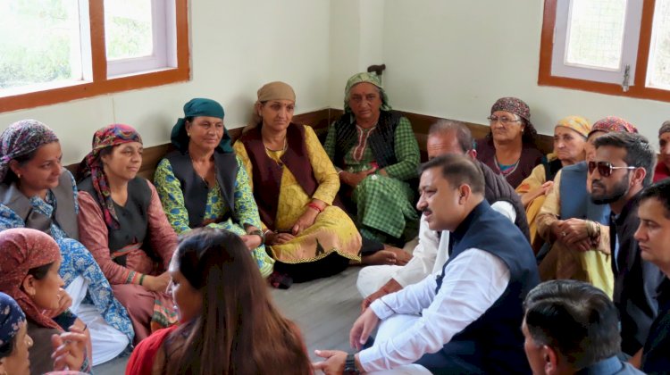 कांग्रेस सरकार सेब बागवान विरोधी..... सांसद कश्यप. टिक्कर तहसील के दरोटी गांव में भीषण आग से प्रभावित लोगों से भी मिले.....