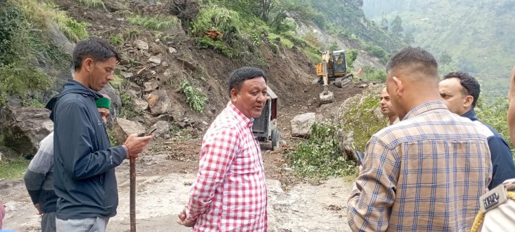 राजस्व मंत्री जगत सिंह नेगी स्वयं मौके पर पहुंच कर निगुलसारी में बाधित हुए राष्ट्रीय उच्चमार्ग-05 की बहाली का कर रहे हैं निरीक्षण......