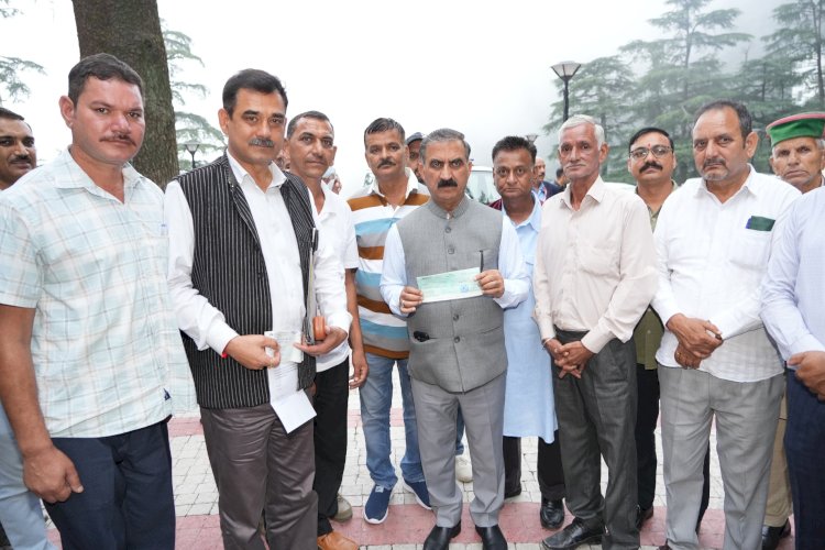 ट्रक ऑपरेटर्स सहकारी समिति दाड़लाघाट ने 11 लाख रुपये का अंशदान आपदा राहत कोष-2023 में दिया.......