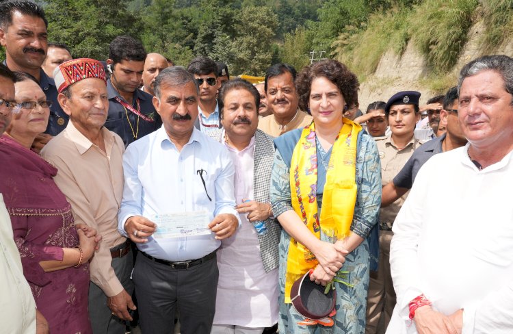 प्रियंका गांधी ने कहा प्रदेश के लोगों ने मजबूती से आपदा का सामना किया..... मुख्यमंत्री और प्रियंका गांधी ने कुल्लू में आपदाग्रस्त क्षेत्रों का दौरा किया....