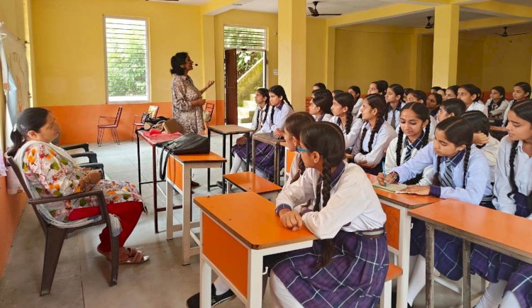 कड़ी मेहनत और आत्मविश्वास के साथ आगे बढ़ें लड़कियां.... उहल और बंबलोह के स्कूलों में आयोजित किए जागरुकता कार्यक्रम....
