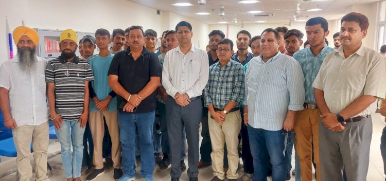 डीसी ने नेशनल कैरियर सेंटर में स्वामी विवेकानंद स्मृति पुस्तकालय का किया शुभारंभ..... प्रतियोगी परीक्षाओं की तैयारी कर रहे विद्यार्थियों के लिए काफी उपयोगी सिद्ध होगी लाइब्रेरी....