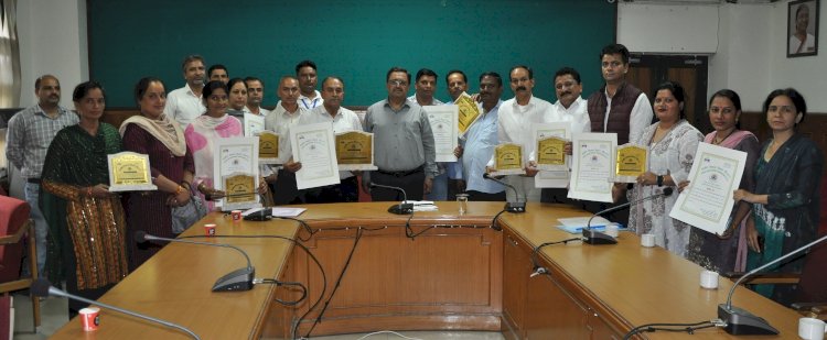 स्वच्छ भारत मिशन ग्रामीण के अंतर्गत पुरस्कृत की 10 ग्राम पंचायतें.... जन सहभागिता के माध्यम से ही समग्र स्वच्छता सम्भव - मनमोहन शर्मा