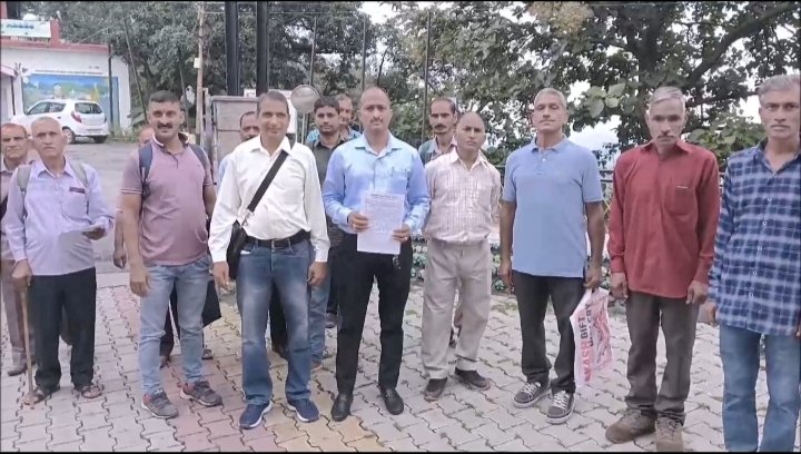 सड़क समस्या को लेकर डीसी से मिले सुरला पंचायत के ग्रामीण.....