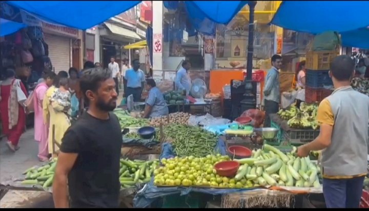 जिला में खाद्य सुरक्षा विभाग की छापेमारी...... 150 पेय पदार्थ  बोतले की नष्ट.....होटल व ढाब्बो से भी भरे सैम्पल.....