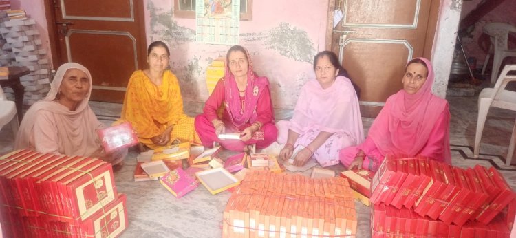 आत्मनिर्भरता की इबारत लिख रहे महिला स्वयं सहायता समूह...... जाहू में मिठाई के डिब्बे और भ्याड़ में बैग बनाकर अच्छी कमाई कर रही हैं महिलाएं.....