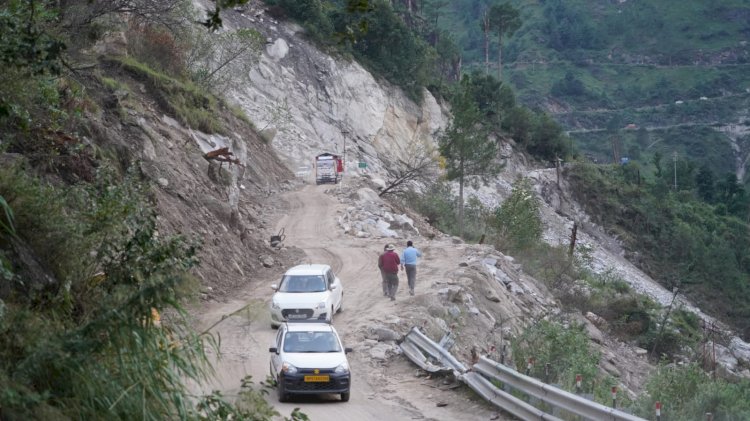 डीसी किन्नौर ने निगुलसरी के सिंकिंग प्वाइंट का जायजा लिया........