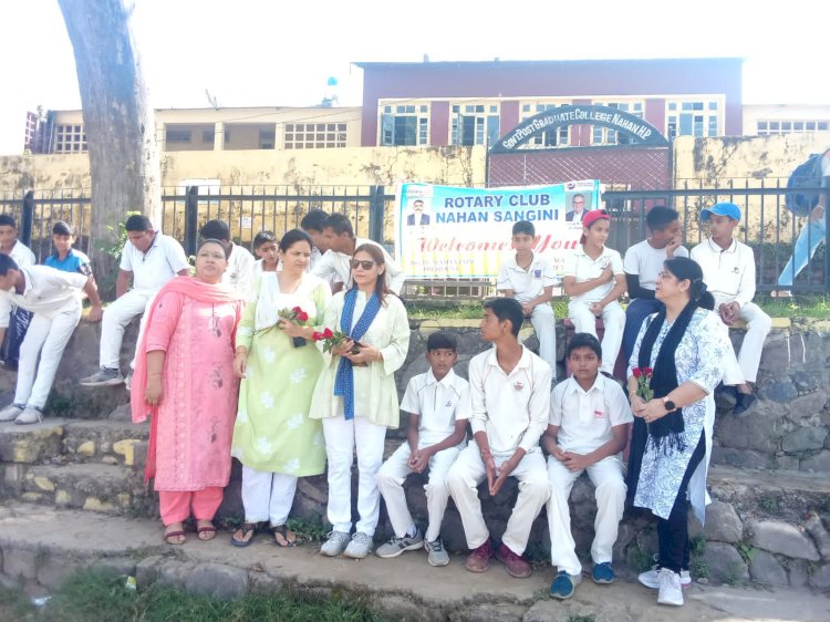 रोटरी क्लब संगिनी ने क्रिकेट नेट भेंट खिलाडिय़ों को........