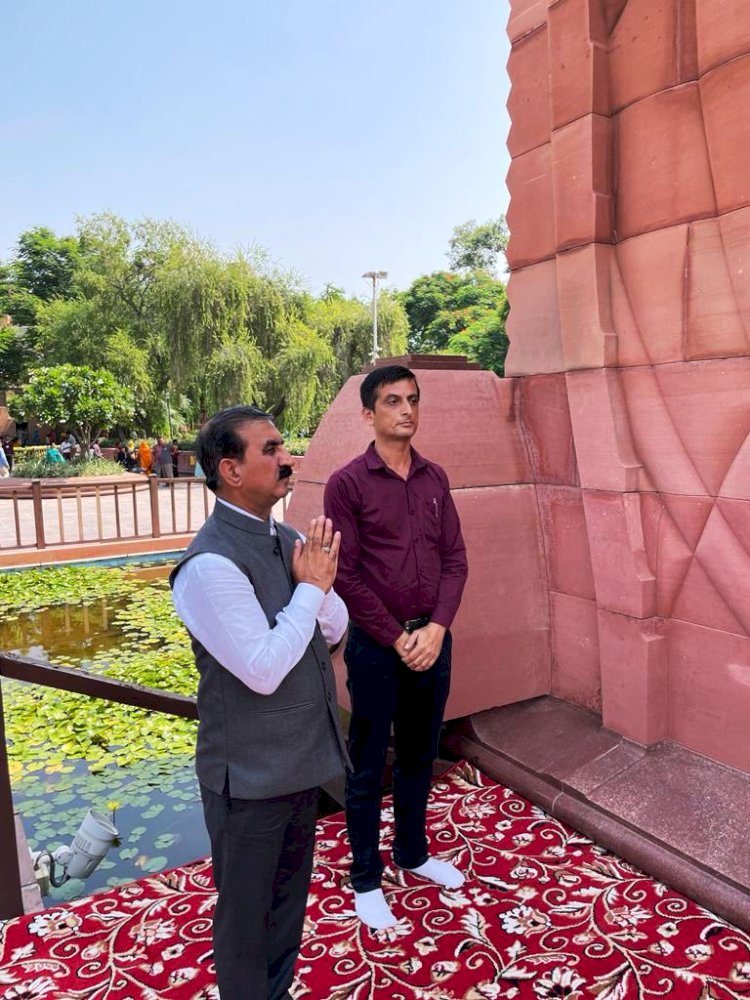 मुख्यमंत्री ने जलियांवाला बाग में सेनानियों को श्रद्धांजलि अर्पित की.....
