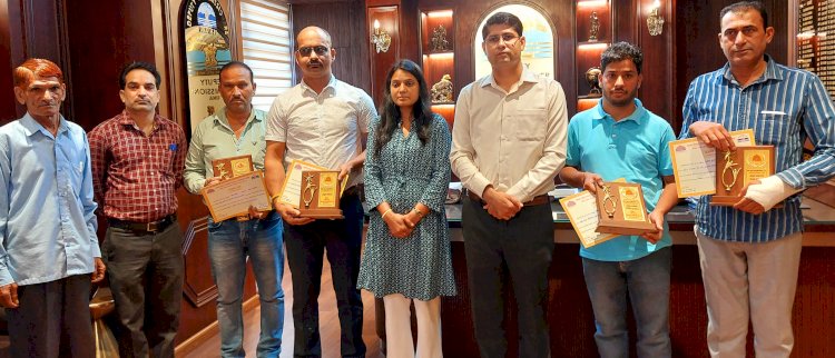 हिंदी भाषा में उत्कृष्ट कार्य करने वालों को उपायुक्त ऊना ने किया सम्मानित.....