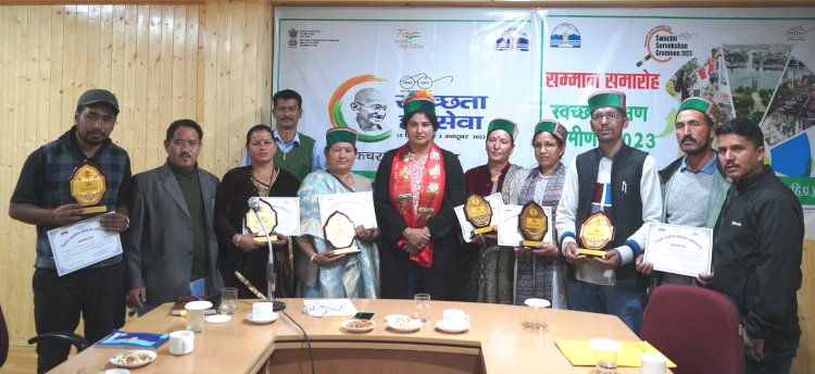 स्वच्छता में उत्कृष्ट कार्य करने के लिए जिला की 06 पंचायतों को उपायुक्त ने किया सम्मानित...
